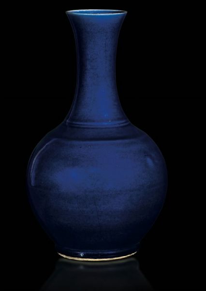 Vaso a bottiglia in porcellana monocroma blu, Cina, Dinastia Qing, epoca Guangxu (1875-1908)  - Asta Fine Chinese Works of Art - Associazione Nazionale - Case d'Asta italiane