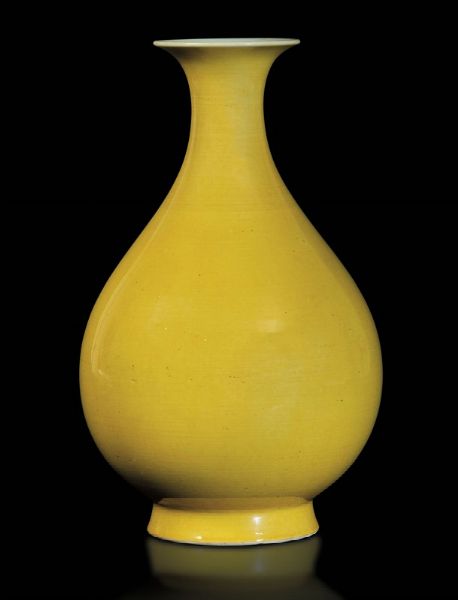 Vaso a bottiglia in porcellana monocroma gialla, Cina, Dinastia Qing, probabilmente epoca Daoguang (1821-1850)  - Asta Fine Chinese Works of Art - Associazione Nazionale - Case d'Asta italiane