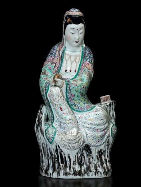 Figura di Guanyin seduta con piccolo vaso in porcellana Famiglia Rosa, Cina, inizi XX secolo  - Asta Fine Chinese Works of Art - Associazione Nazionale - Case d'Asta italiane