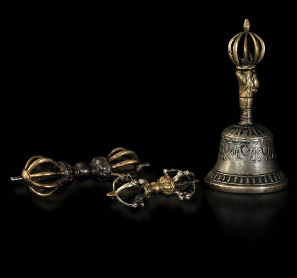 Lotto composto da campana rituale in bronzo e coppia di Vajra, Tibet, inizio XIX secolo  - Asta Fine Chinese Works of Art - Associazione Nazionale - Case d'Asta italiane