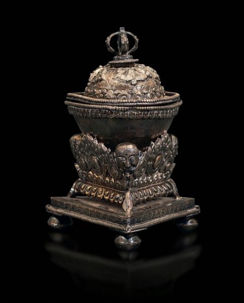 Kapla in argento sbalzato e cesellato, Nepal, XIX-XX secolo  - Asta Fine Chinese Works of Art - Associazione Nazionale - Case d'Asta italiane