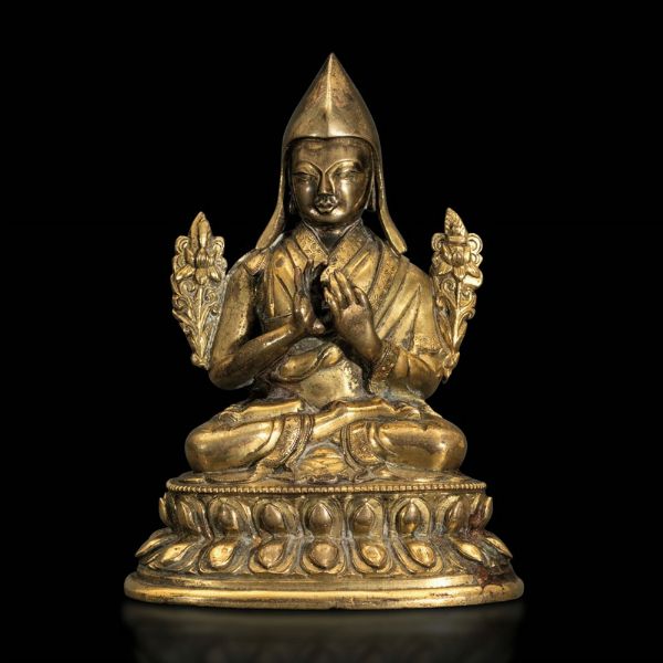 Figura di Lama Tsongkhapa seduto su doppio fiore di loto in bronzo dorato e cesellato, Tibet, XVIII secolo  - Asta Fine Chinese Works of Art - Associazione Nazionale - Case d'Asta italiane
