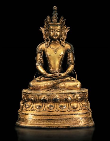 Figura di Buddha Amitayus seduto su doppio fiore di loto in bronzo dorato con tracce di policromia, Tibet, XIX secolo  - Asta Fine Chinese Works of Art - Associazione Nazionale - Case d'Asta italiane