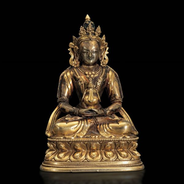 Figura di Buddha Amitayus seduto su doppio fiore di loto in bronzo dorato con tracce di policromia, Tibet, XVII secolo  - Asta Fine Chinese Works of Art - Associazione Nazionale - Case d'Asta italiane
