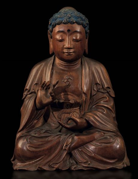 Figura di Buddha seduto scolpita in legno di bosso con tracce di policromia, Cina, Dinastia Qing, XIX secolo  - Asta Fine Chinese Works of Art - Associazione Nazionale - Case d'Asta italiane