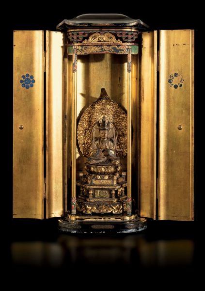 Figura di Buddha seduto su doppio fiore di loto in legno dorato entro tempio richiudibile parzialmente dipinto, Giappone, periodo Edo (1603-1868)  - Asta Fine Chinese Works of Art - Associazione Nazionale - Case d'Asta italiane