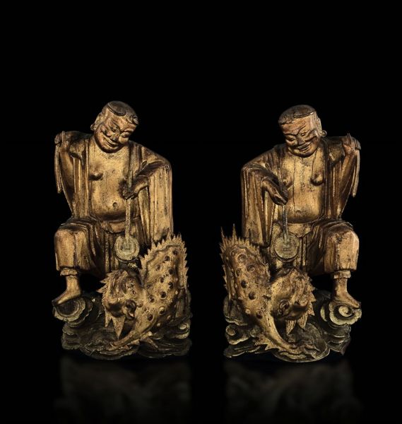 Coppia di sculture in legno dorato raffiguranti saggi con cani di Pho, Cina, Dinastia Qing, epoca Kangxi (1662-1722)  - Asta Fine Chinese Works of Art - Associazione Nazionale - Case d'Asta italiane