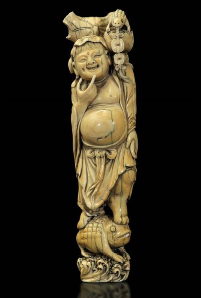 Figura di Budai con foglia stante su rospo scolpita in avorio, Cina, inizi XX secolo  - Asta Fine Chinese Works of Art - Associazione Nazionale - Case d'Asta italiane
