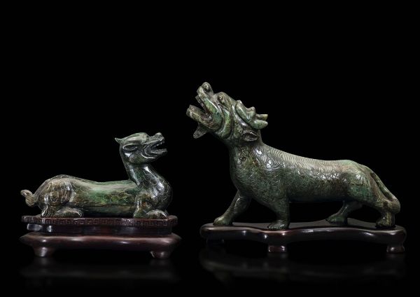 Coppia di sculture a foggia di drago in giada verde, Cina, XX secolo  - Asta Fine Chinese Works of Art - Associazione Nazionale - Case d'Asta italiane