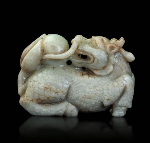 Figura di drago scolpita in giada e russet, Cina, XX secolo  - Asta Fine Chinese Works of Art - Associazione Nazionale - Case d'Asta italiane