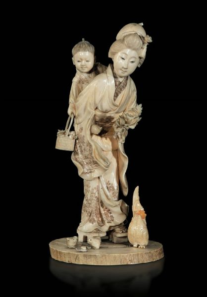 Figura di donna con bambino scolpita in avorio, Giappone, inizi XX secolo  - Asta Fine Chinese Works of Art - Associazione Nazionale - Case d'Asta italiane