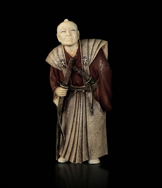 Figura di anziano Samurai con katana scolpita in avorio, Giappone, inizi XX secolo  - Asta Fine Chinese Works of Art - Associazione Nazionale - Case d'Asta italiane