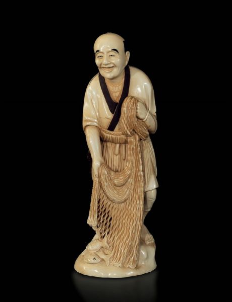 Figura di pescatore scolpita in avorio, Giappone, inizi XX secolo  - Asta Fine Chinese Works of Art - Associazione Nazionale - Case d'Asta italiane