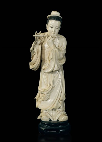 Figura di suonatore di flauto scolpita in avorio, Cina, inizi XX secolo  - Asta Fine Chinese Works of Art - Associazione Nazionale - Case d'Asta italiane