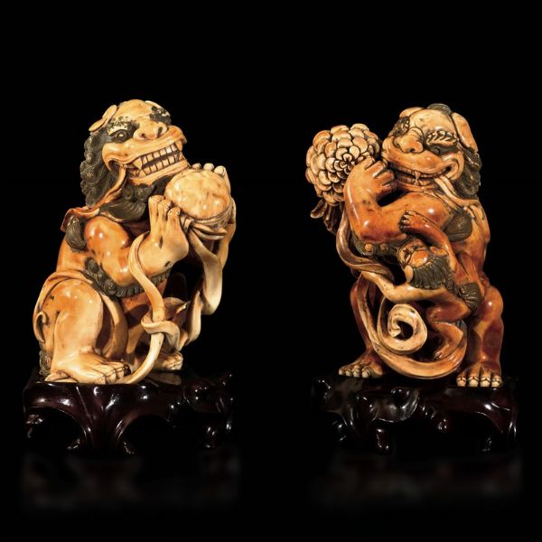 Coppia di leoni scolpiti in avorio, Cina, inizi XX secolo  - Asta Fine Chinese Works of Art - Associazione Nazionale - Case d'Asta italiane