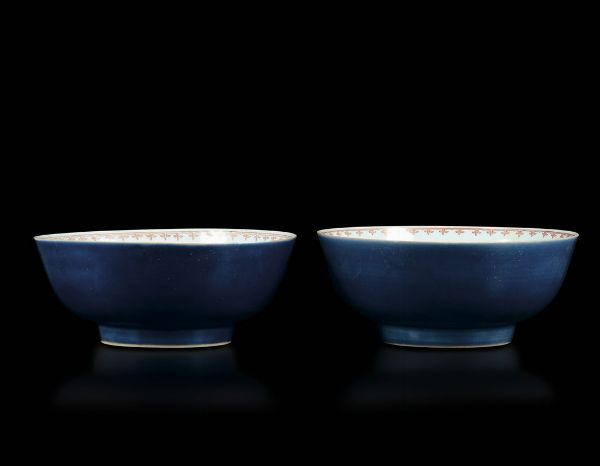 Coppia di bowls in porcellana policroma blu poudr, Cina, Dinastia Qing, epoca Qianlong (1736-1796)  - Asta Fine Chinese Works of Art - Associazione Nazionale - Case d'Asta italiane
