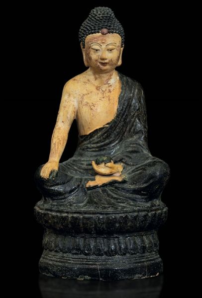 Figura di Buddha Sakyamuni in terracotta smaltata, Cina, XX secolo  - Asta Fine Chinese Works of Art - Associazione Nazionale - Case d'Asta italiane
