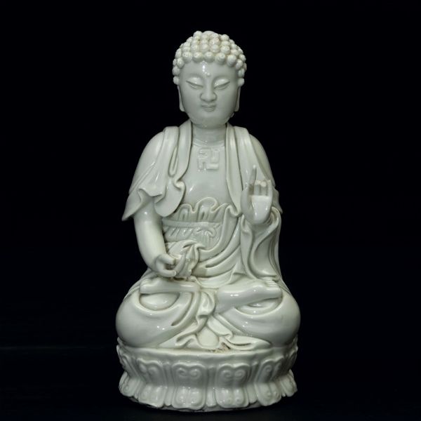 Figura di Buddha seduto su doppio fiore di loto in porcellana Blanc de Chine, Cina, XIX secolo  - Asta Fine Chinese Works of Art - Associazione Nazionale - Case d'Asta italiane