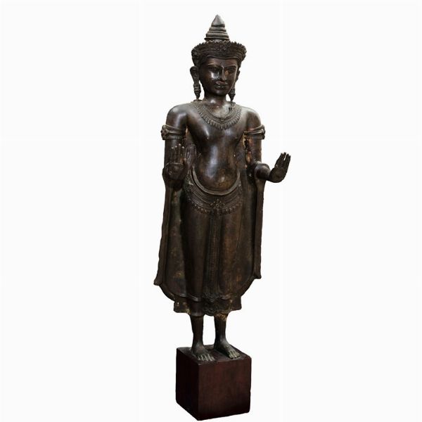 Grande figura di Buddha stante in bronzo, Birmania (?), XIX secolo  - Asta Fine Chinese Works of Art - Associazione Nazionale - Case d'Asta italiane