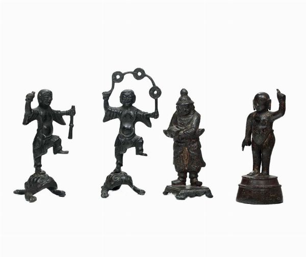 Lotto composto da quattro sculture in bronzo raffiguranti diversi personaggi, Cina, Dinastia Ming (XIV-XVII secolo)  - Asta Fine Chinese Works of Art - Associazione Nazionale - Case d'Asta italiane