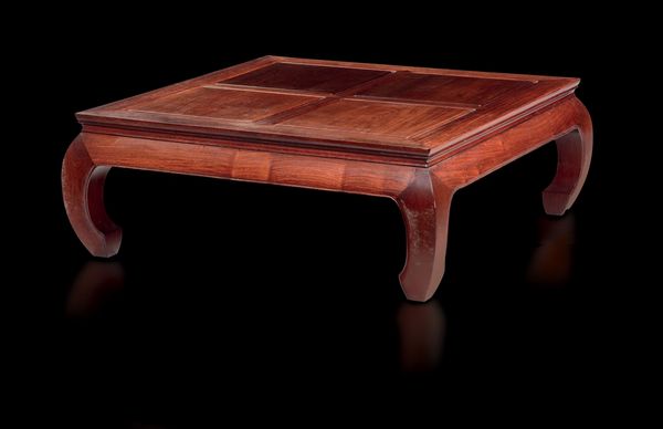 Grande tavolo basso in legno di Homu con gambe arcuate, Cina, XX secolo  - Asta Fine Chinese Works of Art - Associazione Nazionale - Case d'Asta italiane