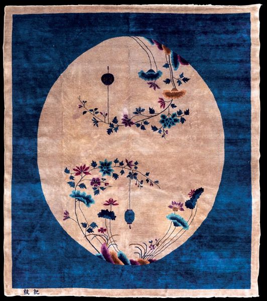 Tappeto con scena naturalistica entro riserva su fondo blu, Cina, 1930 ca  - Asta Fine Chinese Works of Art - Associazione Nazionale - Case d'Asta italiane