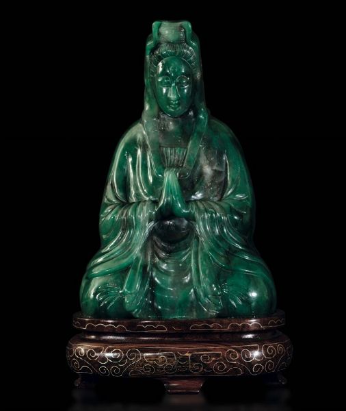 Figura di Guanyin seduta in meditazione scolpita in giada spinacio, Cina, inizi XX secolo  - Asta Fine Chinese Works of Art - Associazione Nazionale - Case d'Asta italiane