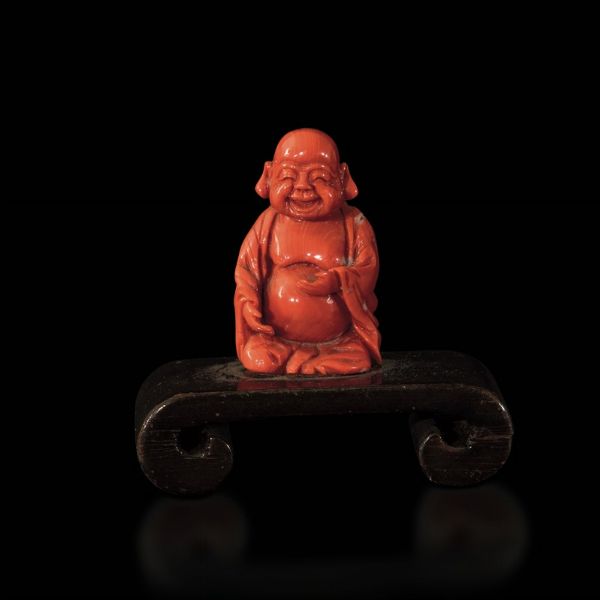 Piccola figura di Budai scolpita in corallo, Cina, inizi XX secolo  - Asta Fine Chinese Works of Art - Associazione Nazionale - Case d'Asta italiane
