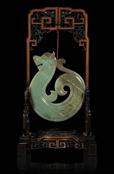 Pendente in giada a foggia di drago su stand in legno, Cina, inizi XX secolo  - Asta Fine Chinese Works of Art - Associazione Nazionale - Case d'Asta italiane