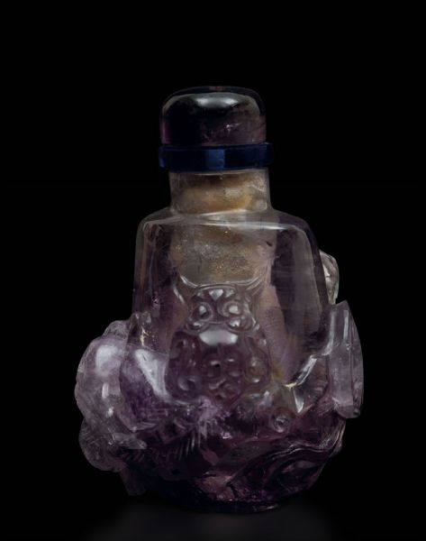 Snuff bottle scolpita in ametista con figura di draghetto a rilievo, Cina, Dinastia Qing, XIX secolo  - Asta Fine Chinese Works of Art - Associazione Nazionale - Case d'Asta italiane
