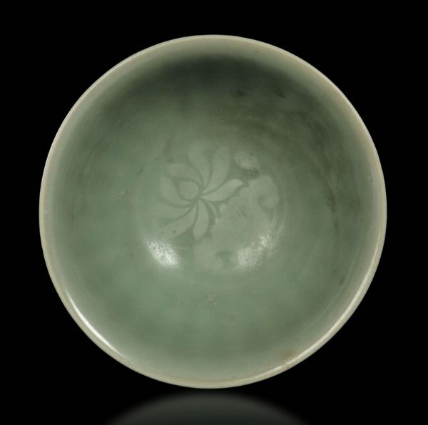 Ciotola in porcellana Longquan Celadon, Cina, Dinastia Song (960-1279)  - Asta Fine Chinese Works of Art - Associazione Nazionale - Case d'Asta italiane