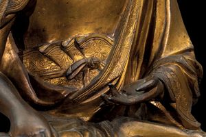 Grande e magnifica figura di Buddha Sakyamuni in bronzo dorato, Cina, Dinastia Ming, XV-XVI secolo  - Asta Fine Chinese Works of Art - Associazione Nazionale - Case d'Asta italiane