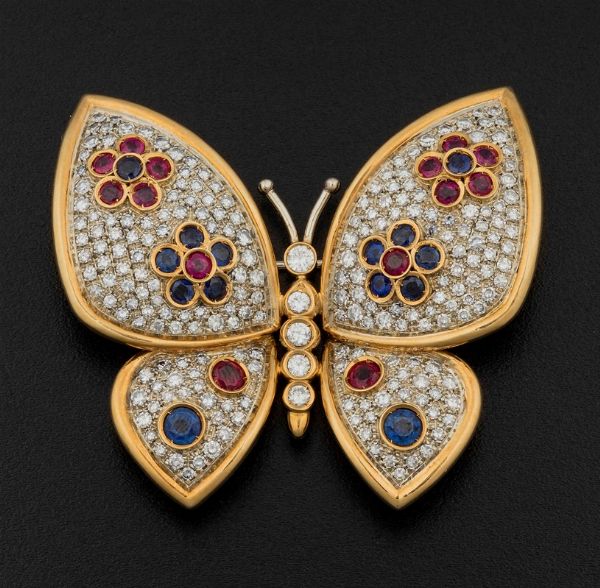 Spilla Farfalla con diamanti, zaffiri e rubini  - Asta Fine Coral Jewels - Associazione Nazionale - Case d'Asta italiane