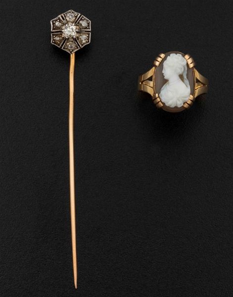 Lotto composto da un anello con cammeo ed una spilla da cravatta con diamanti di vecchio taglio  - Asta Fine Coral Jewels - Associazione Nazionale - Case d'Asta italiane