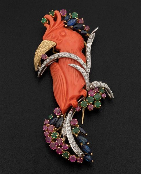 Spilla in corallo inciso con zaffiri, smeraldi, rubini e diamanti  - Asta Fine Coral Jewels - Associazione Nazionale - Case d'Asta italiane