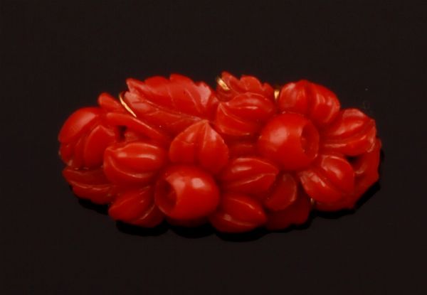 Spilla a motivo floreale in corallo rosso  - Asta Fine Coral Jewels - Associazione Nazionale - Case d'Asta italiane