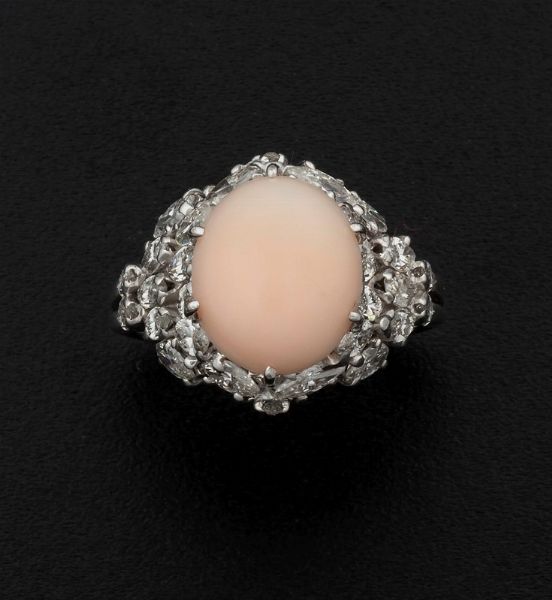 Anello con corallo rosa taglio cabochon e diamanti  - Asta Fine Coral Jewels - Associazione Nazionale - Case d'Asta italiane