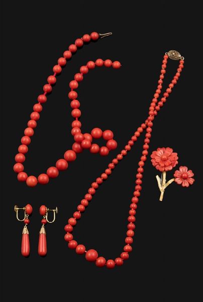 Lotto di corallo composto da due collane, una spilla ed un paio di orecchini  - Asta Fine Coral Jewels - Associazione Nazionale - Case d'Asta italiane