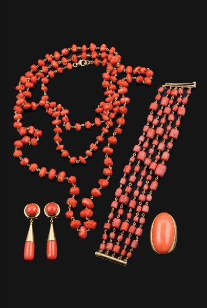 Lotto composto da un girocollo, un bracciale, un paio di orecchini pendenti ed un anello  - Asta Fine Coral Jewels - Associazione Nazionale - Case d'Asta italiane