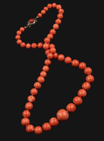 Girocollo con boules di corallo a scalare  - Asta Fine Coral Jewels - Associazione Nazionale - Case d'Asta italiane