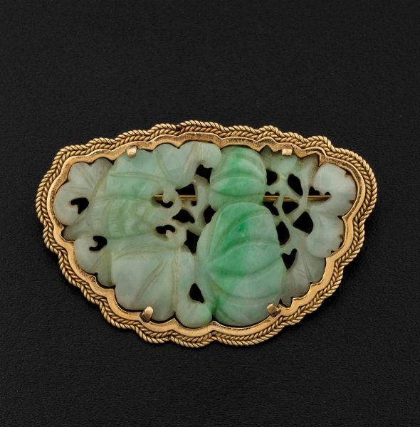 Spilla in giadeite incisa  - Asta Fine Coral Jewels - Associazione Nazionale - Case d'Asta italiane