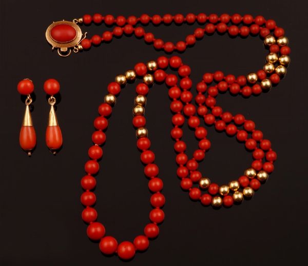 Lotto composto da una collana di corallo ed un paio di orecchini  - Asta Fine Coral Jewels - Associazione Nazionale - Case d'Asta italiane