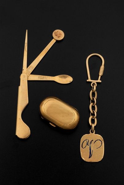 Lotto composto da un portachiavi, un portapillole ed un kit da pipa  - Asta Fine Coral Jewels - Associazione Nazionale - Case d'Asta italiane