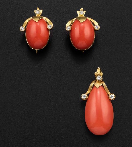 Demi-parure composta da un paio di orecchini ed un pendente in corallo con diamanti  - Asta Fine Coral Jewels - Associazione Nazionale - Case d'Asta italiane