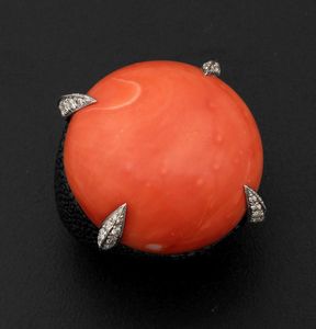 Anello con grande corallo taglio cabochon e piccoli diamanti  - Asta Fine Coral Jewels - Associazione Nazionale - Case d'Asta italiane