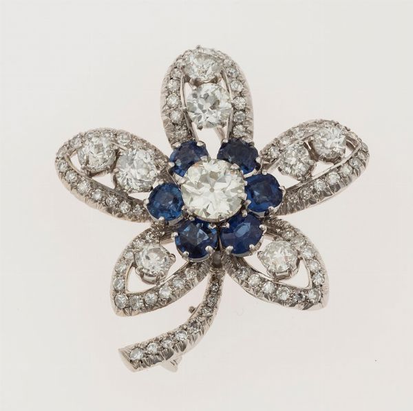 Spilla a soggetto floreale con diamanti di vecchio taglio e zaffiri  - Asta Fine Jewels - Associazione Nazionale - Case d'Asta italiane