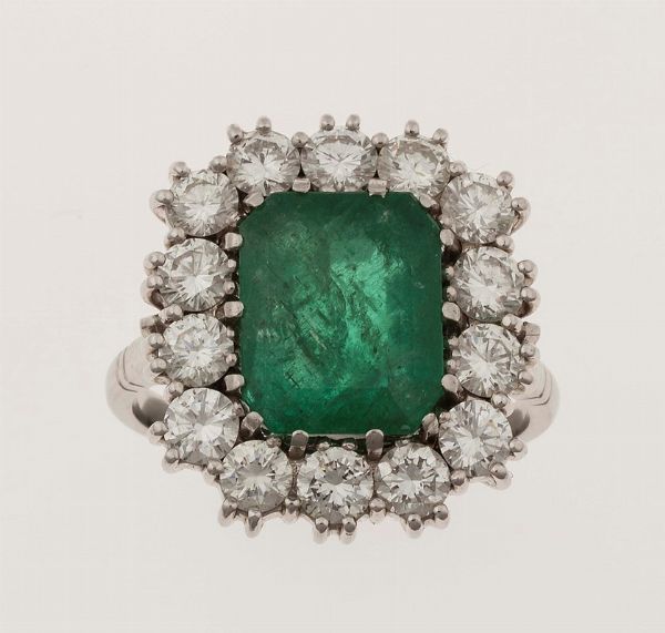 Anello con smeraldo e diamanti a contorno  - Asta Fine Jewels - Associazione Nazionale - Case d'Asta italiane
