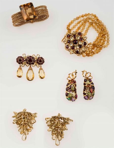 Lotto composto da due bracciali, una coppia di clips, una spilla e due pendenti  - Asta Fine Jewels - Associazione Nazionale - Case d'Asta italiane