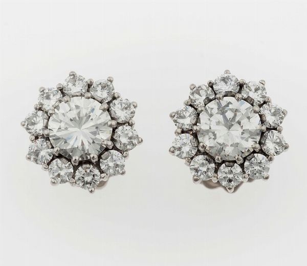 Orecchini con diamanti centrali taglio brillante di ct 0,90 circa  - Asta Fine Jewels - Associazione Nazionale - Case d'Asta italiane
