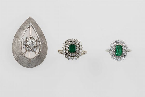 Lotto composto da una spilla con diamante di vecchio taglio e due anelli con smeraldi e diamanti a contorno  - Asta Fine Jewels - Associazione Nazionale - Case d'Asta italiane